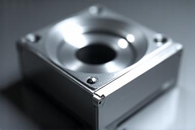 Glänzendes, präzise gefertigtes Metallbauteil.